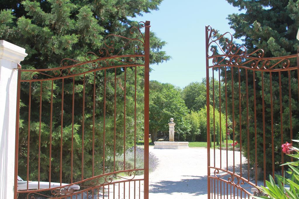 Maison D'Hotes "Les Ecuries Du Mas" Lamanon Экстерьер фото